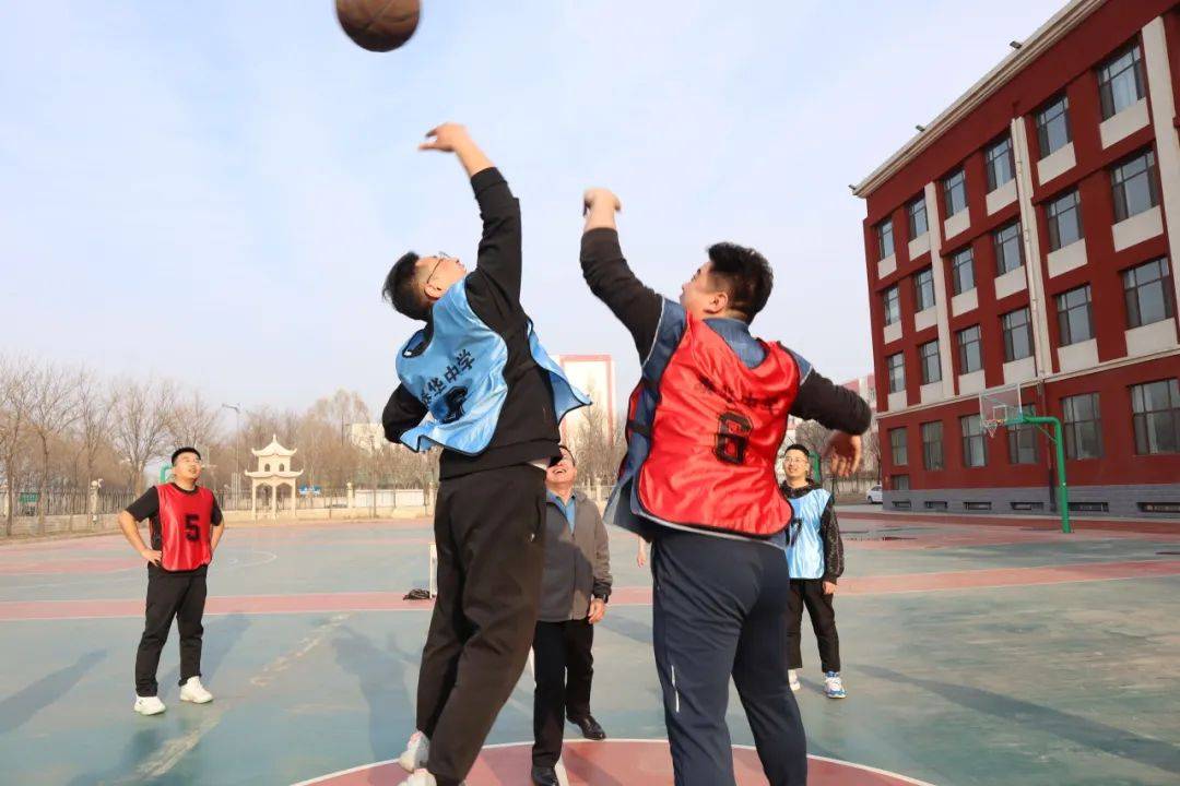 热血篮球比拼引人入胜，球队实力凸显的简单介绍